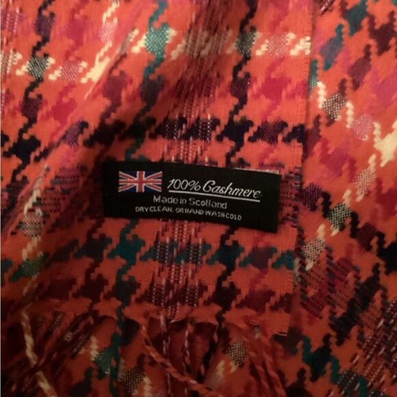 HOUNDSTOOTH PLAID 100% CASHMERE FRINGED SCARF MADE IN SCOTLAND
12” x 62” - Picture 4 of 5